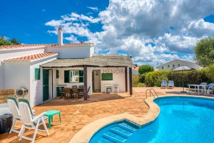 4 bedroom villa for sale with a pool and tourist licence.