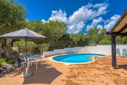 4 bedroom villa for sale with a pool and tourist licence.