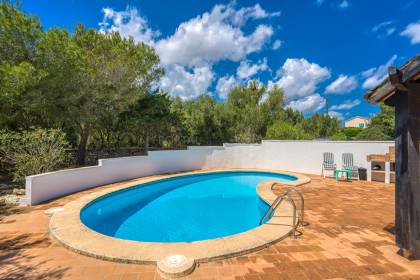 4 bedroom villa for sale with a pool and tourist licence.