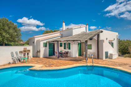 4 bedroom villa for sale with a pool and tourist licence.