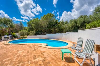 4 bedroom villa for sale with a pool and tourist licence.