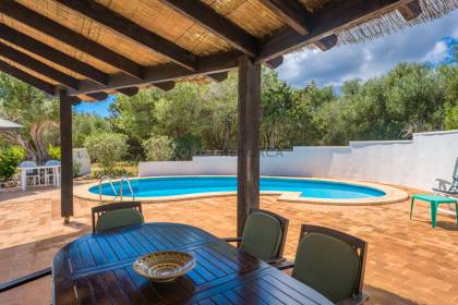 4 bedroom villa for sale with a pool and tourist licence.