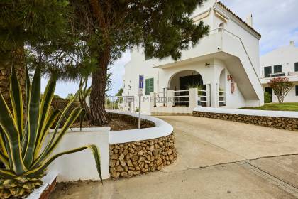 Fabuloso apartamento con piscina y vistas al campo en Addaia