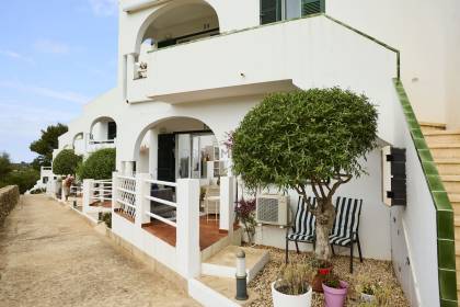 Fabuloso apartamento con piscina y vistas al campo en Addaia