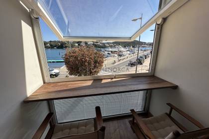 Spacious front line apartment on the harbour of Mahon with parking