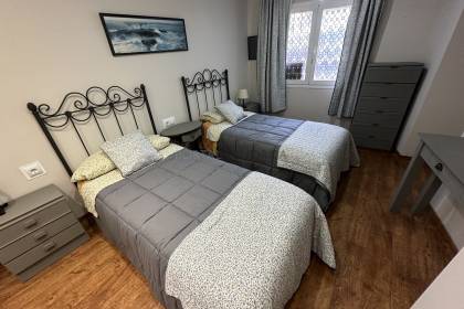 Appartement spacieux en première ligne du port avec trois chambres & deux salles de bains, parking et débarras