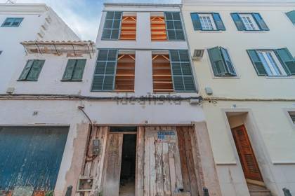 Maison en construction dans une rue très centrale et charmante