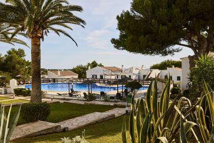 Encantador apartamento en planta baja con terraza y piscina