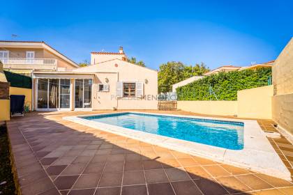 Four bedroom, three bathroom villa with pool in Malbuger