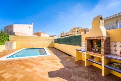 Chalet de cuatro dormitorios y tres baños con piscina en Malbuger