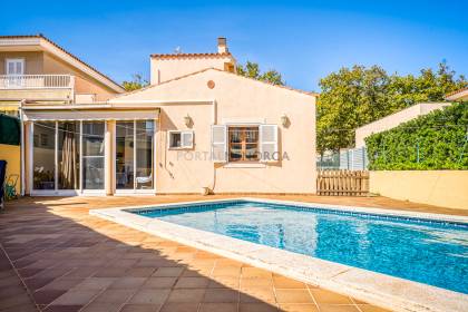 Chalet de cuatro dormitorios y tres baños con piscina en Malbuger