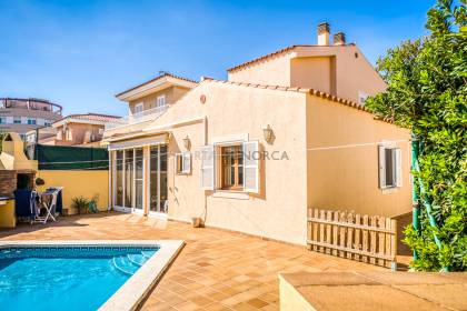 Chalet de cuatro dormitorios y tres baños con piscina en Malbuger