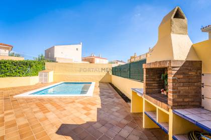 Chalet de cuatro dormitorios y tres baños con piscina en Malbuger