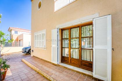 Chalet de cuatro dormitorios y tres baños con piscina en Malbuger