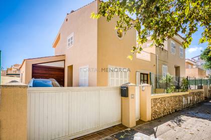 Chalet de cuatro dormitorios y tres baños con piscina en Malbuger