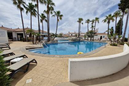 Charmant Appartement de 3 Chambres avec Piscine et Jardins Communautaires au Cœur de Cala'n Porter