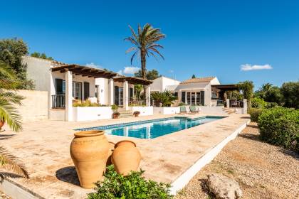 Fabuleuse villa de 5 chambres avec piscine dans un emplacement semi-rural.