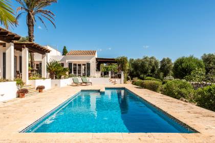 Fabuleuse villa de 5 chambres avec piscine dans un emplacement semi-rural.