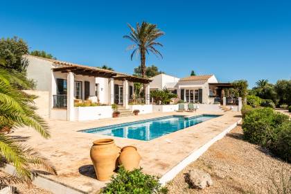 Fabuleuse villa de 5 chambres avec piscine dans un emplacement semi-rural.