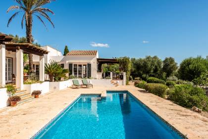 Fabuleuse villa de 5 chambres avec piscine dans un emplacement semi-rural.