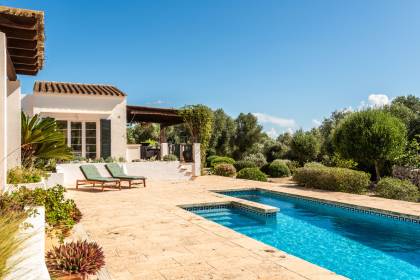 Fabuleuse villa de 5 chambres avec piscine dans un emplacement semi-rural.