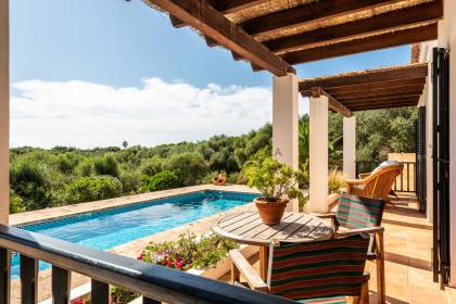 Fabuleuse villa de 5 chambres avec piscine dans un emplacement semi-rural.