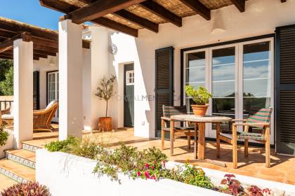 Fabuleuse villa de 5 chambres avec piscine dans un emplacement semi-rural.