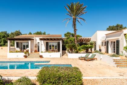 Fabuleuse villa de 5 chambres avec piscine dans un emplacement semi-rural.