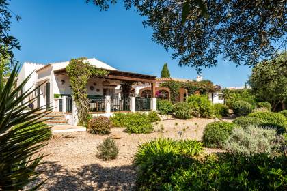 Fabuleuse villa de 5 chambres avec piscine dans un emplacement semi-rural.