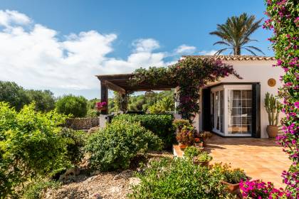 Fabuleuse villa de 5 chambres avec piscine dans un emplacement semi-rural.