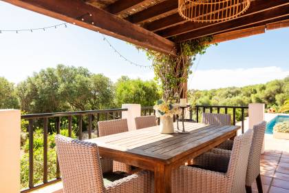 Fabuleuse villa de 5 chambres avec piscine dans un emplacement semi-rural.