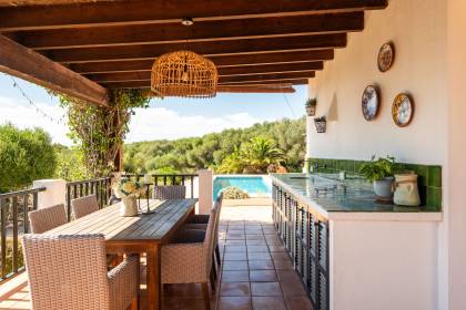 Fabuleuse villa de 5 chambres avec piscine dans un emplacement semi-rural.