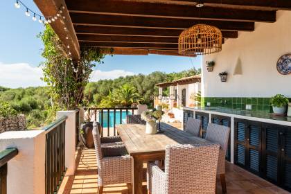 Fabuleuse villa de 5 chambres avec piscine dans un emplacement semi-rural.