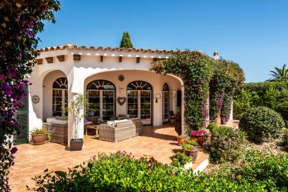 Fabuleuse villa de 5 chambres avec piscine dans un emplacement semi-rural.