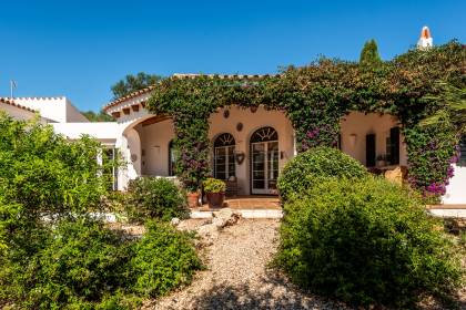 Fabuleuse villa de 5 chambres avec piscine dans un emplacement semi-rural.