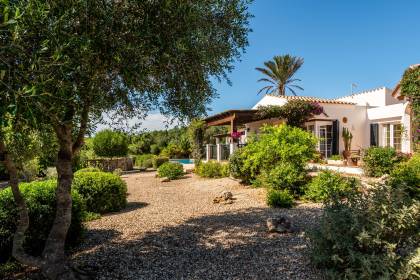 Fabuleuse villa de 5 chambres avec piscine dans un emplacement semi-rural.