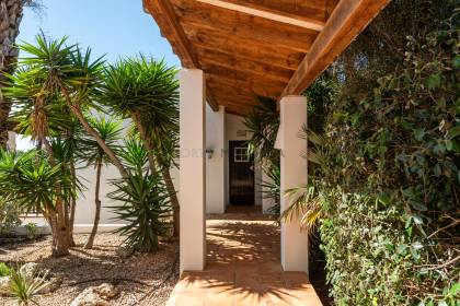 Fabuleuse villa de 5 chambres avec piscine dans un emplacement semi-rural.