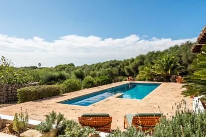 Fabuleuse villa de 5 chambres avec piscine dans un emplacement semi-rural.