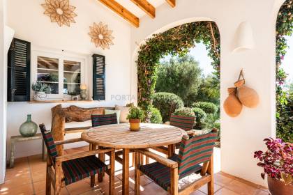 Fabuleuse villa de 5 chambres avec piscine dans un emplacement semi-rural.