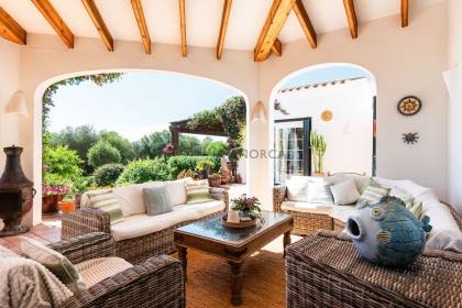 Fabuleuse villa de 5 chambres avec piscine dans un emplacement semi-rural.