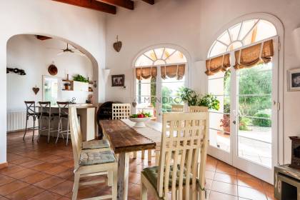 Fabuleuse villa de 5 chambres avec piscine dans un emplacement semi-rural.