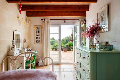 Fabuleuse villa de 5 chambres avec piscine dans un emplacement semi-rural.