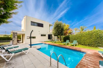 Modern 4 bedroom villa with a tourist licence in Sol Del Este, Es Castell.