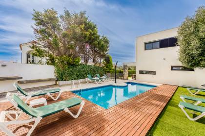 Modern 4 bedroom villa with a tourist licence in Sol Del Este, Es Castell.