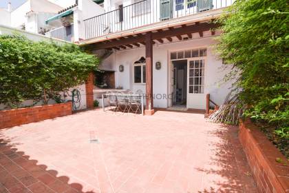 Charmante maison traditionnelle rénovée avec patio dans le centre de Mahon