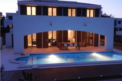 Chalet con piscina y licencia turística en Addaia
