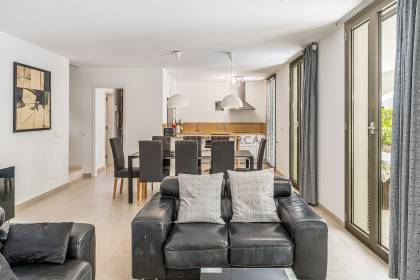 Chalet con piscina y licencia turística en Addaia
