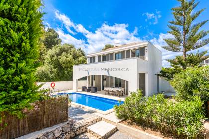 Chalet con piscina y licencia turística en Addaia
