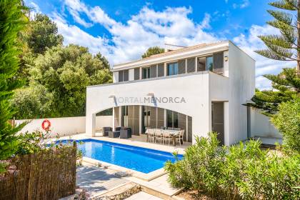 Chalet con piscina y licencia turística en Addaia
