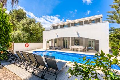 Chalet con piscina y licencia turística en Addaia
